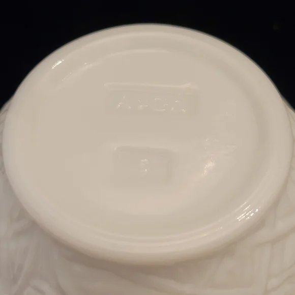 1970's Avon Milk Glass Nesting Hen. Covered Dish. Sugar Bowl - Picture 3 of 5